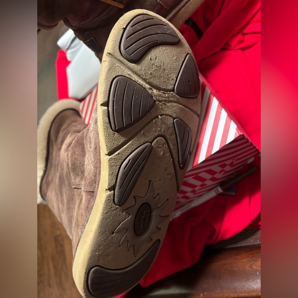 UGG AUSTRALIA UPSIDE 5163 TALL LACE UP SUEDE BROWN BOOTS /SHEEP SKIN LINING - Picture 4 of 7